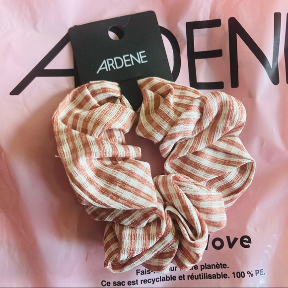 Scrunchy - Red and White Checkered Pattern - Picture 2 of 4